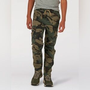 WRANGLER Boys’ Free to Stretch Gamer Cargo Pants in Forest Green Camo Size 8
